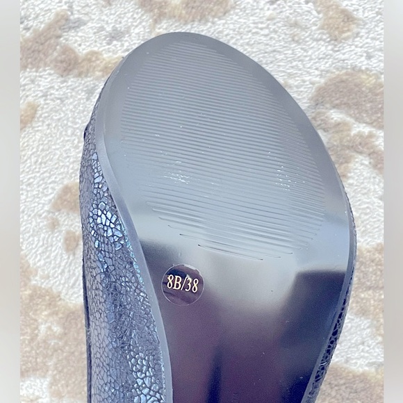 BCBGeneration Crackle Finish Suede Platform Peeptoe Pumps Navy/Black 8M NWOT - Picture 9 of 15